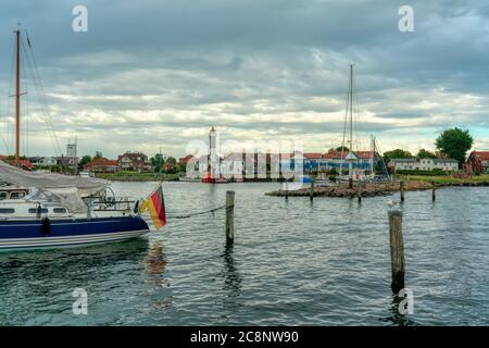 Navi e faro nel porto di Timmendorf sull'isola di Poel nel Meclemburgo Foto Stock