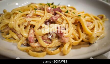 Spaghetti Carbonara su un piatto bianco Foto Stock