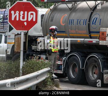 SAMUT PRAKAN, Thailandia, Apr 27 2019, un cop di traffico dirigere traffico su strada. Poliziotto il controllo del traffico in corrispondenza di incroci in strada della citta'. Foto Stock