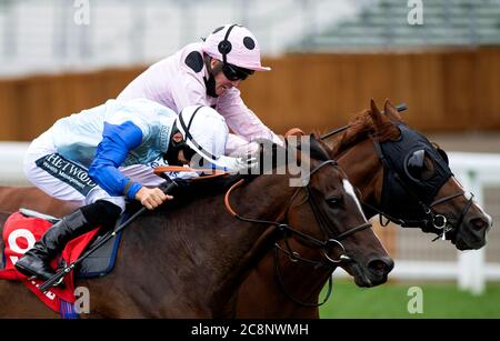 Jeremiah guidato dal jockey Jim Crowley (a destra) batte Sam Cooke guidato dal jockey Harry Bentley per vincere gli Handicap Stakes di Betfred 'Fred's push' all'ippodromo di Ascot. Foto Stock