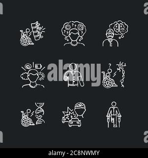 Paziente con disabilità icone bianche gesso impostate su sfondo nero. Uomo handicappato. Persona paralizzata in sedia a rotelle. Lesione cerebrale. Malattia cronica. ISO Illustrazione Vettoriale