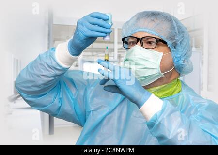 Il medico prende il farmaco da un flacone ad un'iniezione in laboratorio. Siringa e vaccino per lo scienziato. Foto Stock