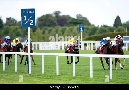 Jeremiah guidato dal jockey Jim Crowley (a destra) batte Sam Cooke guidato dal jockey Harry Bentley per vincere gli Handicap Stakes di Betfred 'Fred's push' all'ippodromo di Ascot. Foto Stock