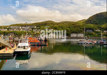 MALLAIG HARBOUR LOCHABER COSTA OCCIDENTALE SCOZIA CON BARCHE CHE INCLUDONO UN BAGNINO E PASSEGGERI PER IL TRAGHETTO LARVEN KNOYDART Foto Stock