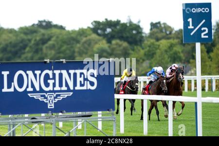 Jeremiah guidato dal jockey Jim Crowley (a destra) batte Sam Cooke guidato dal jockey Harry Bentley per vincere gli Handicap Stakes di Betfred 'Fred's push' all'ippodromo di Ascot. Foto Stock