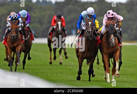 Jeremiah guidato dal jockey Jim Crowley (a destra) batte Sam Cooke guidato dal jockey Harry Bentley per vincere gli Handicap Stakes di Betfred 'Fred's push' all'ippodromo di Ascot. Foto Stock