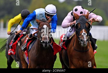 Jeremiah guidato dal jockey Jim Crowley (a destra) batte Sam Cooke guidato dal jockey Harry Bentley per vincere gli Handicap Stakes di Betfred 'Fred's push' all'ippodromo di Ascot. Foto Stock