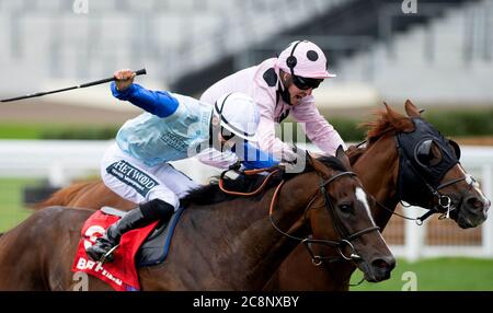 Jeremiah guidato dal jockey Jim Crowley (a destra) batte Sam Cooke guidato dal jockey Harry Bentley per vincere gli Handicap Stakes di Betfred 'Fred's push' all'ippodromo di Ascot. Foto Stock