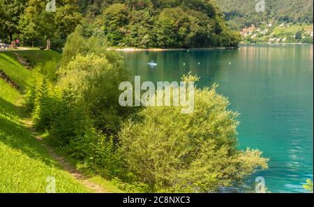 Lago di Ledro in Valle Ledro, Trentino Alto Adige, Italia settentrionale, Europa. Questo lago è uno dei più belli del Trentino. Foto Stock