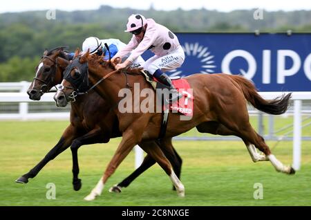 Jeremiah guidato dal jockey Jim Crowley (a destra) vince gli Handicap Stakes di Betfred 'Fred's push' all'ippodromo di Ascot. Foto Stock