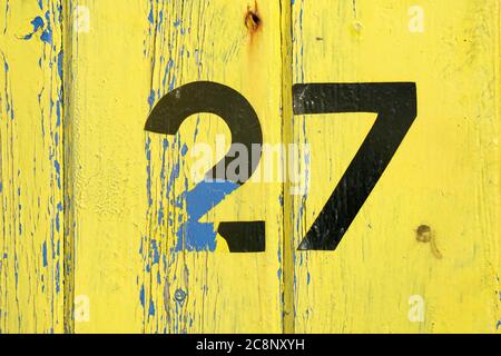 numerobr 27 verniciato su una porta Foto Stock