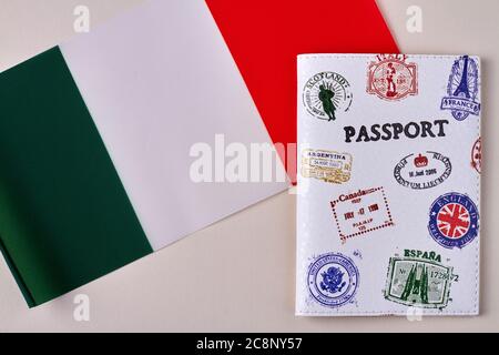 Bandiera e passaporto di viaggio Italia. Foto Stock