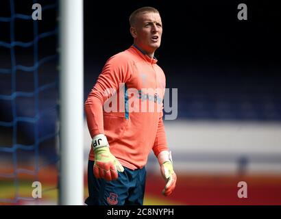 Jordan Pickford, portiere di Everton, si riscalda prima della partita della Premier League al Goodison Park di Liverpool. Foto Stock