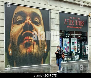 Glasgow, Scozia, UK 26ht Luglio, 2020:Coronavirus shopping Domenica ha visto le code fuori primark in argyle Street. E acquirenti in maschere di faccia. I lavori di grandi dimensioni hanno reso la guida un incubo fuori dalla nuova stazione di strada regina e solo mangiare ciclisti faticoso. Credit: Gerard Ferry/Alamy Live News Foto Stock