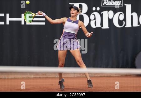 Versmold, Germania. 26 luglio 2020. Tennis: DTB German Pro Series, single, donne, finale, finale, Zaja (TEC Waldau Stuttgart) - Korpatsch (il Club sull'Alster). Anna Zaja gioca una fronte. Credit: Friso Gentsch/dpa/Alamy Live News Foto Stock