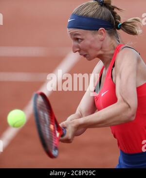 Versmold, Germania. 26 luglio 2020. Tennis: DTB German Pro Series, single, donne, finale, finale, Zaja (TEC Waldau Stuttgart) - Korpatsch (il Club sull'Alster). Tamara Korpatsch gioca una mano dietro. Credit: Friso Gentsch/dpa/Alamy Live News Foto Stock