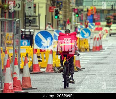 Glasgow, Scozia, UK 26ht Luglio, 2020:Coronavirus shopping Domenica ha visto le code fuori primark in argyle Street. E acquirenti in maschere di faccia. I lavori di grandi dimensioni hanno reso la guida un incubo fuori dalla nuova stazione di strada regina e solo mangiare ciclisti faticoso. Credit: Gerard Ferry/Alamy Live News Foto Stock