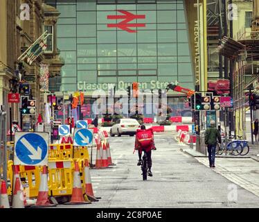 Glasgow, Scozia, UK 26ht Luglio, 2020:Coronavirus shopping Domenica ha visto le code fuori primark in argyle Street. E acquirenti in maschere di faccia. I lavori di grandi dimensioni hanno reso la guida un incubo fuori dalla nuova stazione di strada regina e solo mangiare ciclisti faticoso. Credit: Gerard Ferry/Alamy Live News Foto Stock