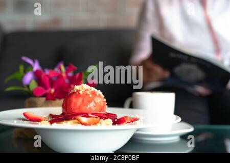 Fresco frittelle fatte in casa Strawberry Crumble su bianco piatto da dessert Foto Stock