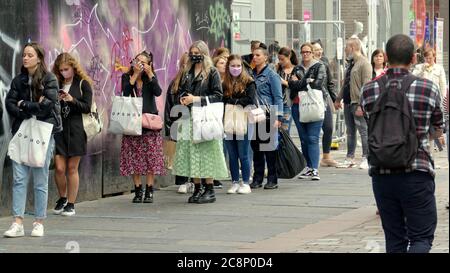 Glasgow, Scozia, UK 26ht Luglio, 2020:Coronavirus shopping Domenica ha visto le code fuori primark in argyle Street. E acquirenti in maschere di faccia. I lavori di grandi dimensioni hanno reso la guida un incubo fuori dalla nuova stazione di strada regina e solo mangiare ciclisti faticoso. Credit: Gerard Ferry/Alamy Live News Foto Stock