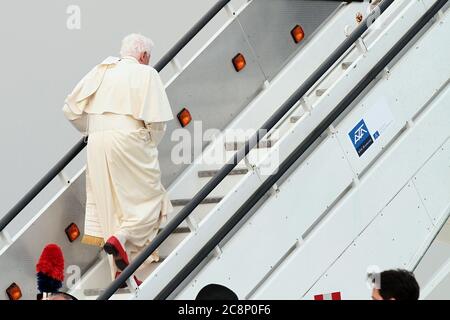 VENEZIA, ITALIA - 09 MAGGIO: Papa Benedetto XVI arriva all'aeroporto Marco Polo di Venezia per tornare in Vaticano il 9 maggio 2011 a Venezia. Foto Stock