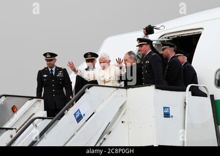 VENEZIA, ITALIA - 09 MAGGIO: Papa Benedetto XVI arriva all'aeroporto Marco Polo di Venezia per tornare in Vaticano il 9 maggio 2011 a Venezia. Foto Stock