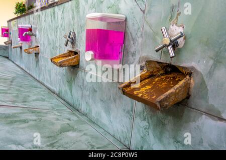 Un bagno pubblico all'aperto in Thailandia, primo piano. Foto Stock