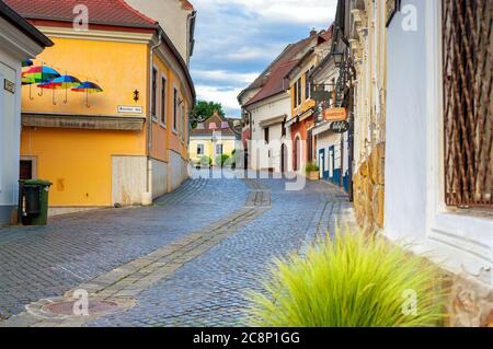 Szentendre, Ungheria - 23 giugno 2020: Città medievale Szentendre vista strada al mattino in Ungheria Foto Stock