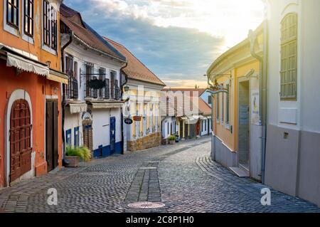 Szentendre, Ungheria - 23 giugno 2020: Città medievale Szentendre vista strada al mattino in Ungheria Foto Stock