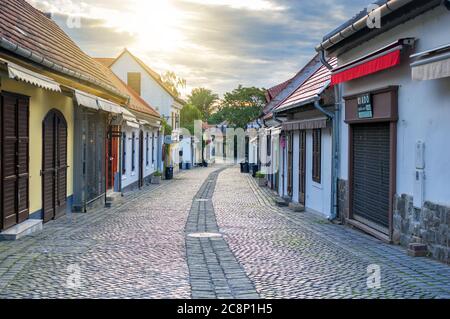 Szentendre, Ungheria - 23 giugno 2020: Città medievale Szentendre vista strada al mattino in Ungheria Foto Stock