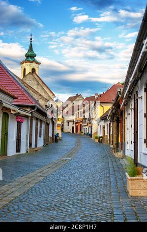 Szentendre, Ungheria - 23 giugno 2020: Città medievale Szentendre vista strada al mattino in Ungheria Foto Stock