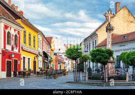 Szentendre, Ungheria - 23 giugno 2020: Città medievale Szentendre vista strada al mattino in Ungheria Foto Stock