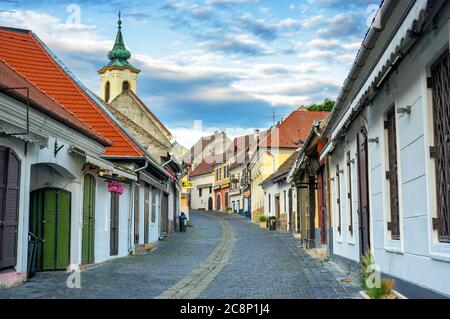 Szentendre, Ungheria - 23 giugno 2020: Città medievale Szentendre vista strada al mattino in Ungheria Foto Stock