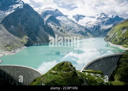 Vista aerea del lago Mooserboden e delle mura della diga, Kaprun High Mountain Reservoirs, Salisburgo, Austria Foto Stock