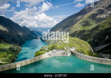 Vista aerea del lago Mooserboden e delle mura della diga, Kaprun High Mountain Reservoirs, Salisburgo, Austria Foto Stock