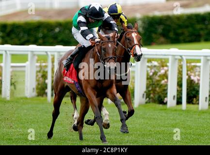 Santosha guidato dal fantino Thomas Greatrex (a sinistra) vince la Principessa Margaret Betfred Stakes all'ippodromo di Ascot. Foto Stock