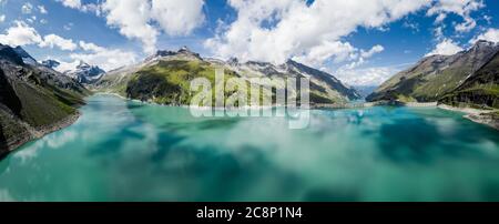 Vista aerea del lago Mooserboden e delle mura della diga, Kaprun High Mountain Reservoirs, Salisburgo, Austria Foto Stock