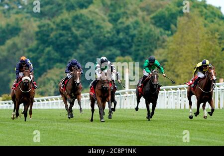 Santosha guidato dal fantino Thomas Greatrex (al centro) sulla loro strada per vincere la principessa Margaret Betfred Stakes all'ippodromo di Ascot. Foto Stock