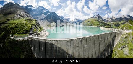 Vista aerea del lago Mooserboden e delle mura della diga, Kaprun High Mountain Reservoirs, Salisburgo, Austria Foto Stock