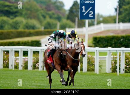 Santosha guidato dal fantino Thomas Greatrex (a sinistra) sulla loro strada per vincere la principessa Margaret Betfred Stakes all'ippodromo di Ascot. Foto Stock