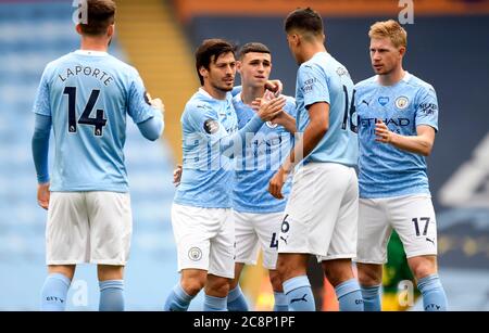 David Silva di Manchester City (seconda a sinistra) abbraccia Phil Fodden e Rodrigo Hernandez Rodri durante la partita della Premier League all'Etihad Stadium di Manchester. Foto Stock