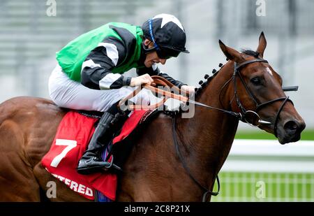 Santosha guidato dal fantino Thomas Greatrex vince la principessa Margaret Betfred Stakes all'ippodromo di Ascot. Foto Stock