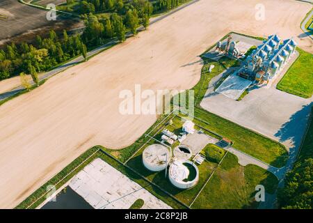 Biogas impianto di biogas da Pig Farm e Granaio, complesso di essiccazione cereali, cereali commerciali o Sili di semi nel paesaggio rurale di Sunny Spring. Essiccatore mais Silos Foto Stock