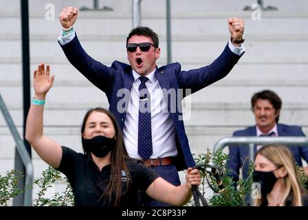 L'allenatore David Loughnane celebra il titolo di Santosha guidato dal fantino Thomas Greatrex, che vince la principessa Margaret Betfred Stakes all'ippodromo di Ascot. Foto Stock