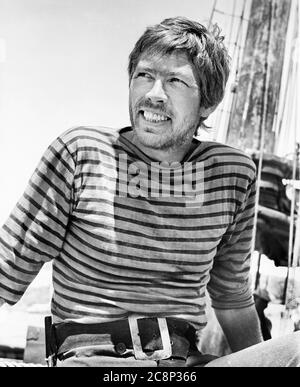 James Coburn, mezzo-lunghezza Ritratto pubblicitario per il film, 'UN vento alto in Giamaica', 20 ° secolo-Fox, 1965 Foto Stock