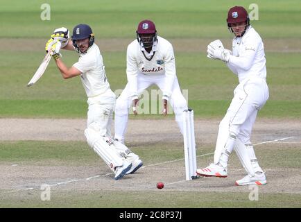Il burns di Rory in Inghilterra si acciglia come il wicketkeeper delle Indie occidentali Joshua da Silva guarda sopra durante il terzo giorno del terzo test all'Emirates Old Trafford, Manchester. Foto Stock