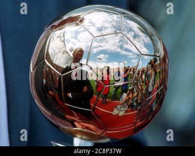 Olympiastadion Monaco Germania 4.8.2001, Calcio: 1 Bundesliga tedesca, FC Bayern Monaco (FCB, rosso) vs Schalke 04 (S04, bianco) 3:0 – Franz BECKENBAUER si riflette nel trofeo del calciatore tedesco dell’anno Foto Stock