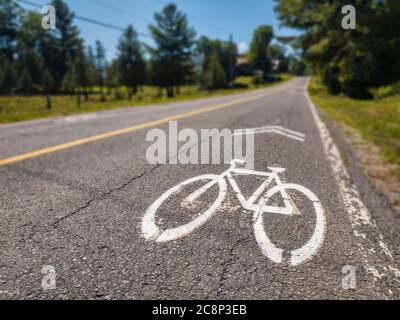 Segno di pista ciclabile sul marciapiede nella campagna del Quebec, Canada Foto Stock