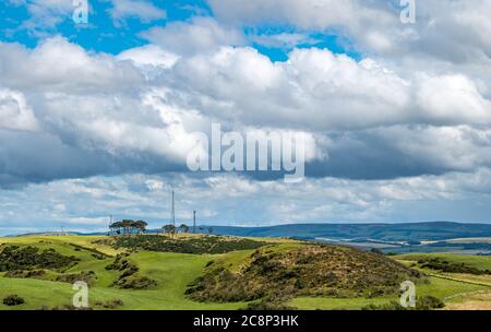 East Lothian, Scozia, Regno Unito, 26 luglio 2020. Regno Unito Meteo: Sole estivo su paesaggio agricolo. Il sole splende sulle colline del Garleton con il parco eolico Crystal Rig sulle colline del Lammermuir in lontananza Foto Stock