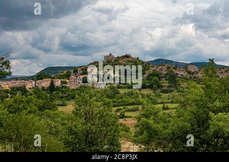 Piccolo villaggio nelle Alpi francesi Foto Stock